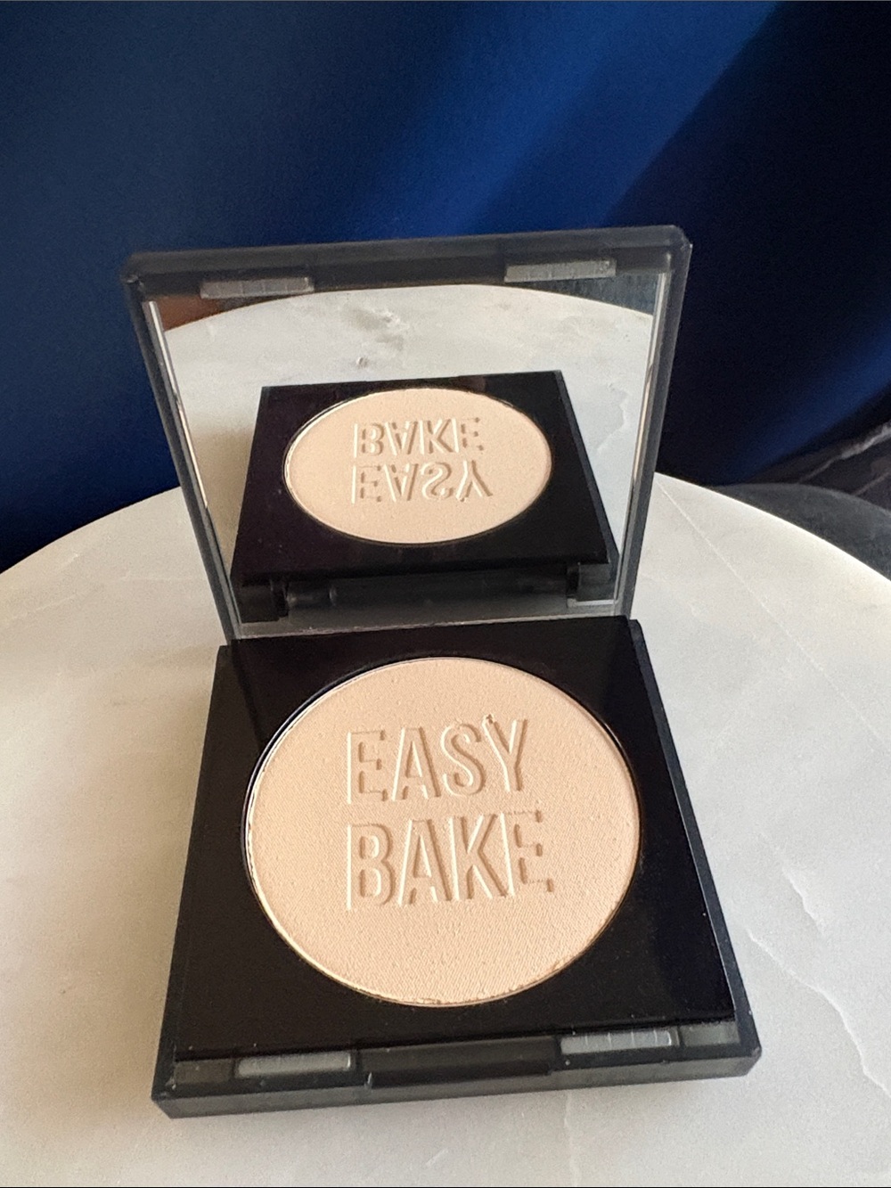 HUDA BEAUTY Easy Bake And Snatch Face Powder ✨NWOB✨ - Picture 3 of 4